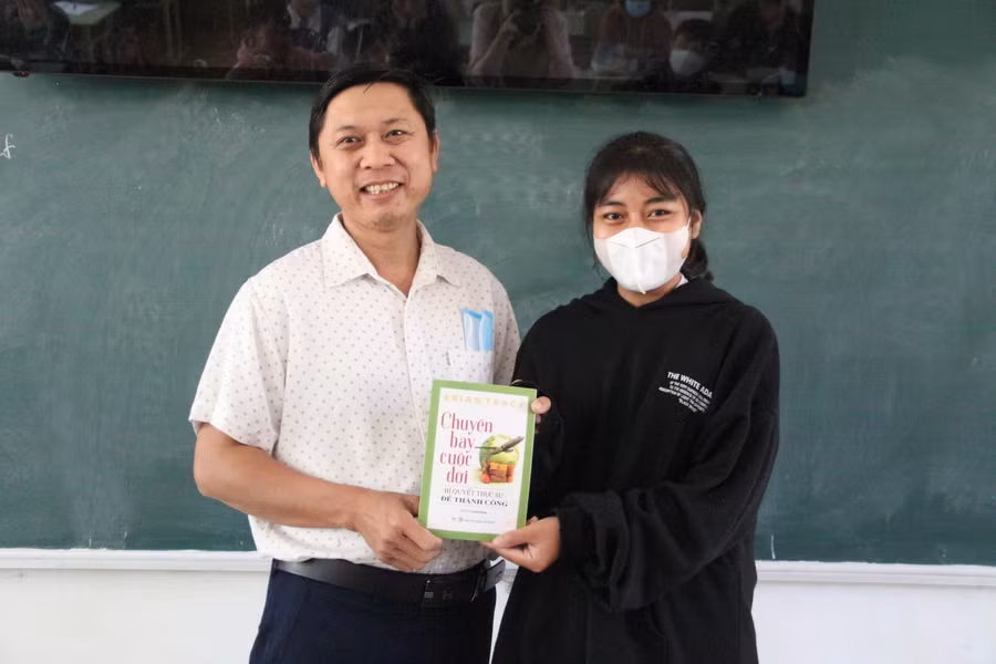 Để học sinh có thêm từ ngữ, vốn kiến thức, thầy Sa thường xuyên tặng sách cho các em. Để học sinh có thêm từ ngữ, vốn kiến thức, thầy Sa thường xuyên tặng sách cho các em.