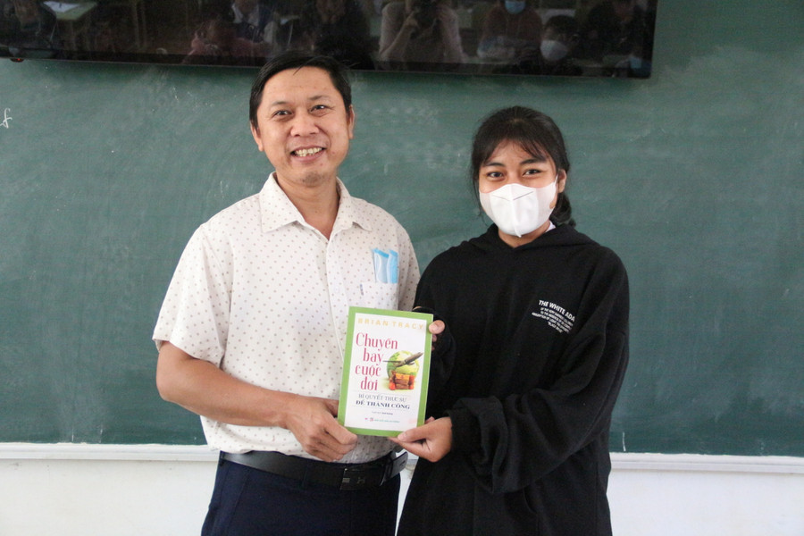 Để học sinh có thêm từ ngữ, vốn kiến thức, thầy Sa thường xuyên tặng sách cho các em. Để học sinh có thêm từ ngữ, vốn kiến thức, thầy Sa thường xuyên tặng sách cho các em.