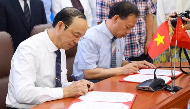 GS Trịnh Minh Thụ và GS Li Fei ký thoả thuận hợp tác