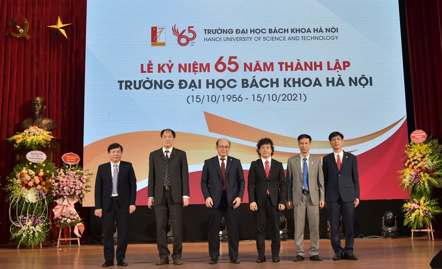 Lãnh đạo Trường ĐH Bách khoa Hà Nội chúc mừng 3 Hiệu trưởng: Trường Cơ khí, Trường Công nghệ thông tin và Truyền thông, Trường Điện - Điện tử