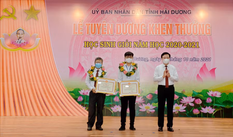 Thầy giáo Lê Thanh Bình (ngoài cùng bên phải) và em Đào Duy Anh (ở giữa) được UBND tỉnh Hải Dương vinh danh, khen thưởng. Ảnh: NVCC