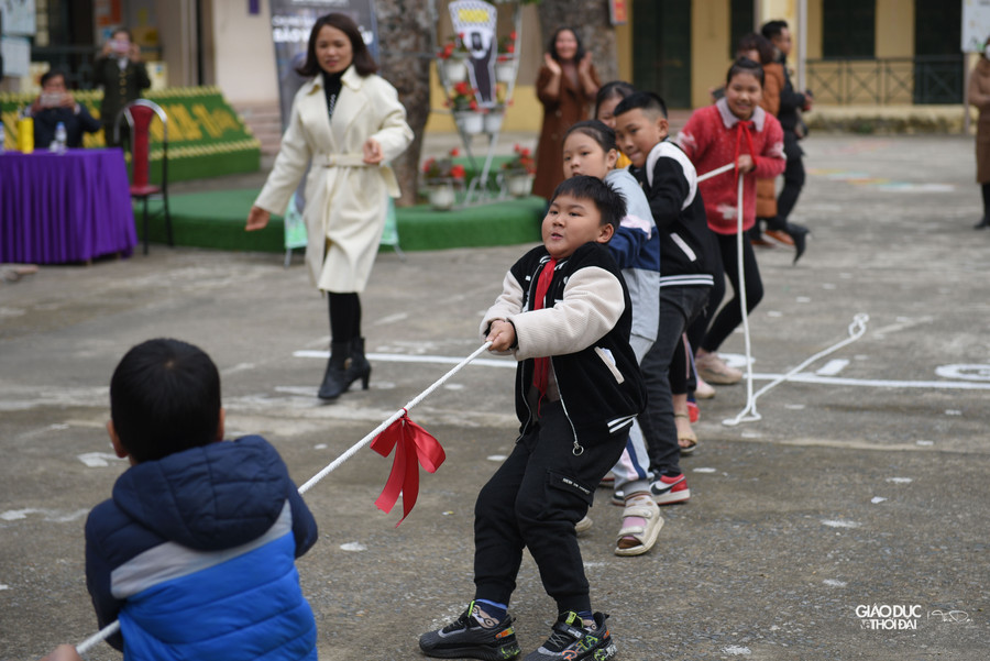 Gần 850 em nhỏ ở Trường Tiểu học Phụng Thượng đã được trải nghiệm một hoạt động ngoại khoá năng động, vui vẻ, và giàu ý nghĩa tích cực.