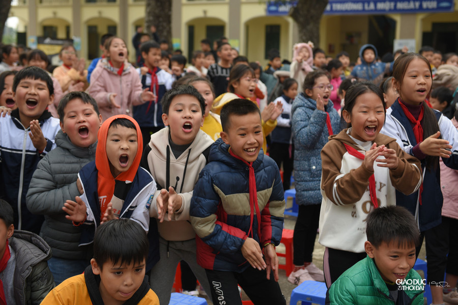 Hội thao được sự cổ vũ rất nhiệt tình của các bạn học sinh trong trường.