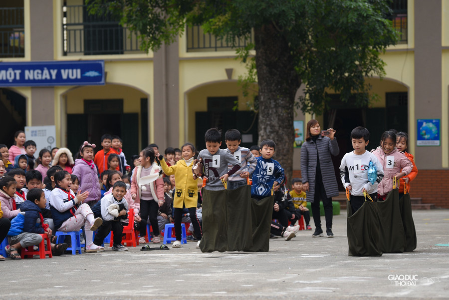 Trò chơi nhảy bao bố được các em học sinh hào hứng tham gia.