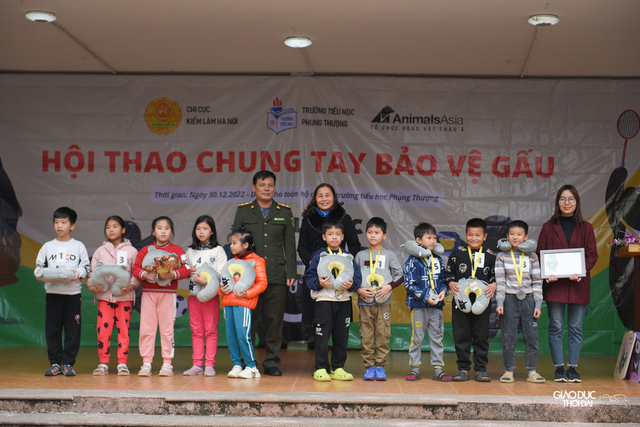 Tổ chức Động vật Châu Á cùng với Chi cục Kiểm lâm Hà Nội đã trao gần 100 phần quà cho các khối lớp và đội vào chung kết, 23 phần quà tiếp sức vươn lên cho những em nhỏ có hoàn cảnh đặc biệt.