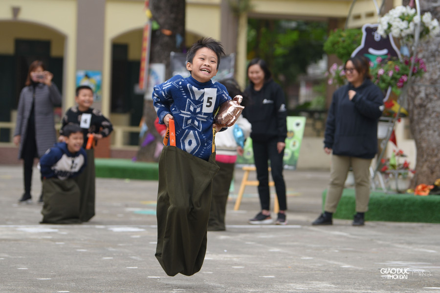 Không chỉ chơi những trò chơi quen thuộc, các em còn được học về những đặc điểm của loài gấu.