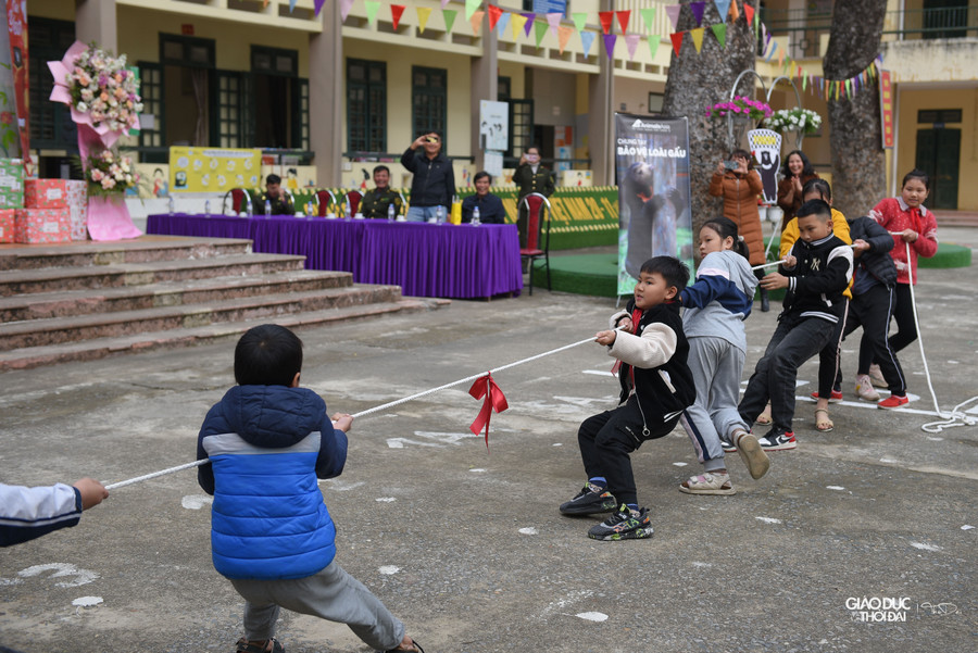 Gần 850 em nhỏ ở Trường Tiểu học Phụng Thượng đã được trải nghiệm một hoạt động ngoại khoá năng động, vui vẻ, và giàu ý nghĩa tích cực.