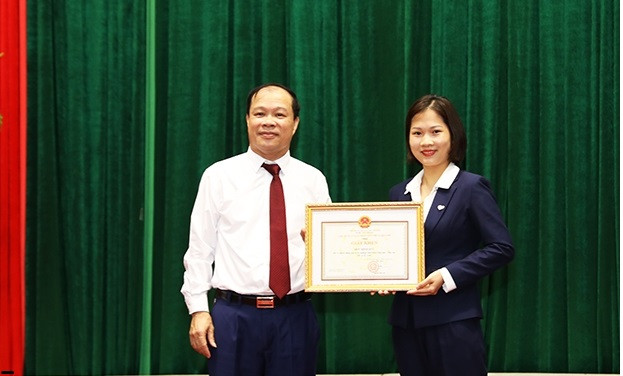 Chủ tịch TX Kỳ Anh (Hà Tĩnh) trao giấy khen cho Quỹ Minh Đức - Công ty TNHH Gang thép Hưng Nghiệp Formosa Hà Tĩnh vì đã có nhiều đóng góp cho sự nghiệp giáo dục. (Ảnh TX Kỳ Anh).