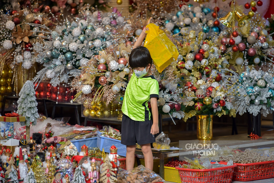 Năm nay, theo nhiều tiểu thương trên phố Hàng Mã, lượng khách mua đồ trang trí Noel sớm nhiều hơn năm trước, một phần do tâm lý đến những ngày cận lễ sẽ đông người, một phần muốn cho con em mình đi chơi và tự chọn cho mình những nón đồ ưa thích.