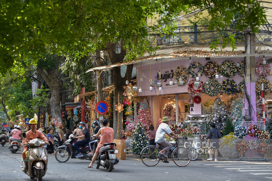 Cho dù 1 tháng nữa mới đến lễ Noel nhưng phố Hàng Mã đã tràn ngập hàng hóa, vật dụng trang trí như cây thông, vòng nguyệt quế, ông già Noel, tuần lộc, người tuyết...