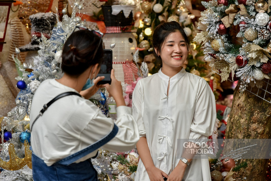Nhiều bạn trẻ tranh thủ những ngày nghỉ cuối tuần đã lên hàng mã để chụp những bức ảnh với Noel sớm.