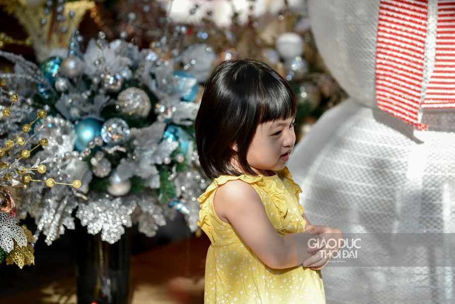 Những ngày cuối tuần, rất nhiều bạn nhỏ đã được gia đình cho lên phố Hàng Mã để đón Noel sớm.