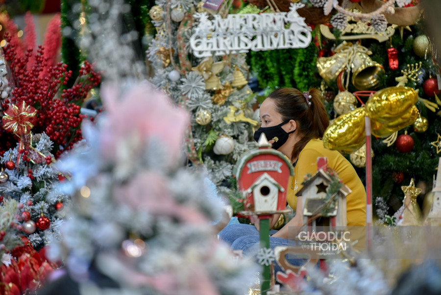 Mặt hàng trang trí Noel năm nay nhiều màu sắc bắt mắt.