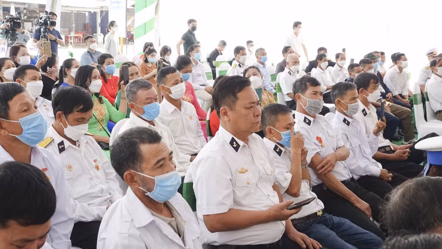 Không quản đường sá xa xôi, trong sáng 14/3, nhiều đồng đội và thân nhân các gia đình liệt sỹ đã vượt hàng trăm km tham dự lễ tưởng niệm. Trong đó, phần lớn các thân nhân liệt sĩ đến từ các tỉnh Quảng Trị, Quảng Bình, Hà Tĩnh và Nghệ An.