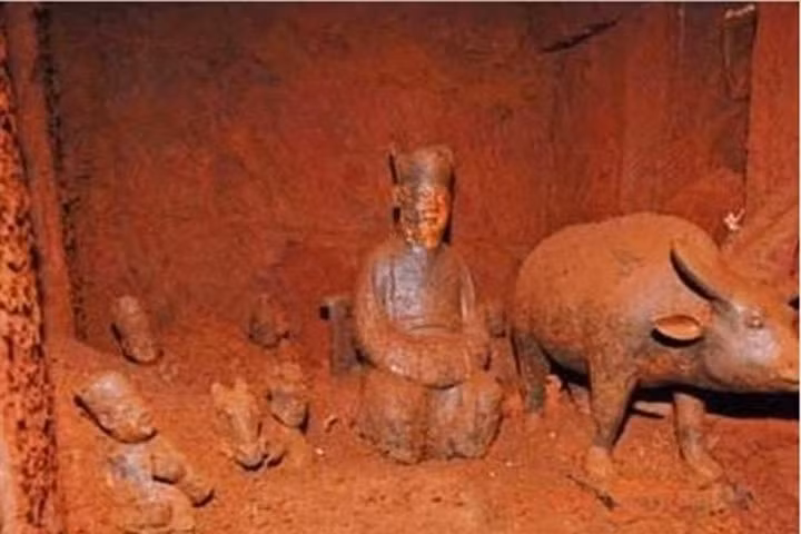 Choáng váng khi đào hầm trữ lương thực gặp cả kho đồ cổ