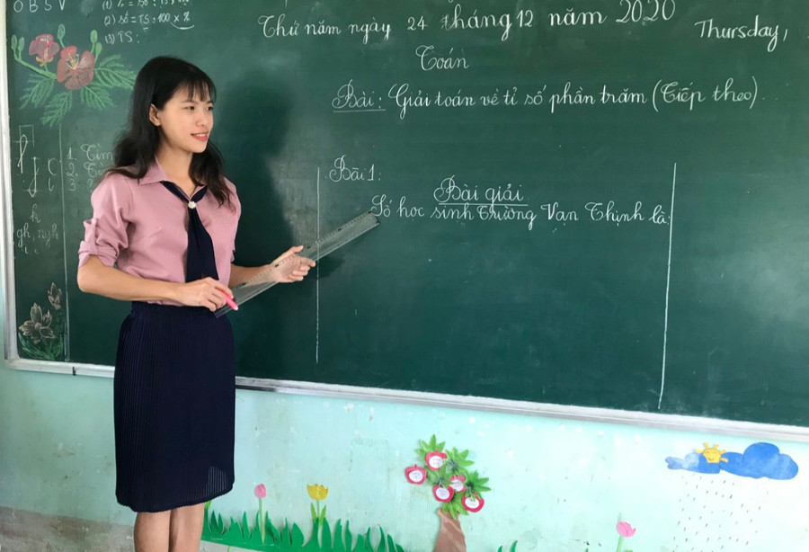 Hoàn cảnh gia đình cô Nga đặc biệt khó khăn, nhưng khi lên lớp cô luôn mang niềm vui, nụ cười đến cho học trò.