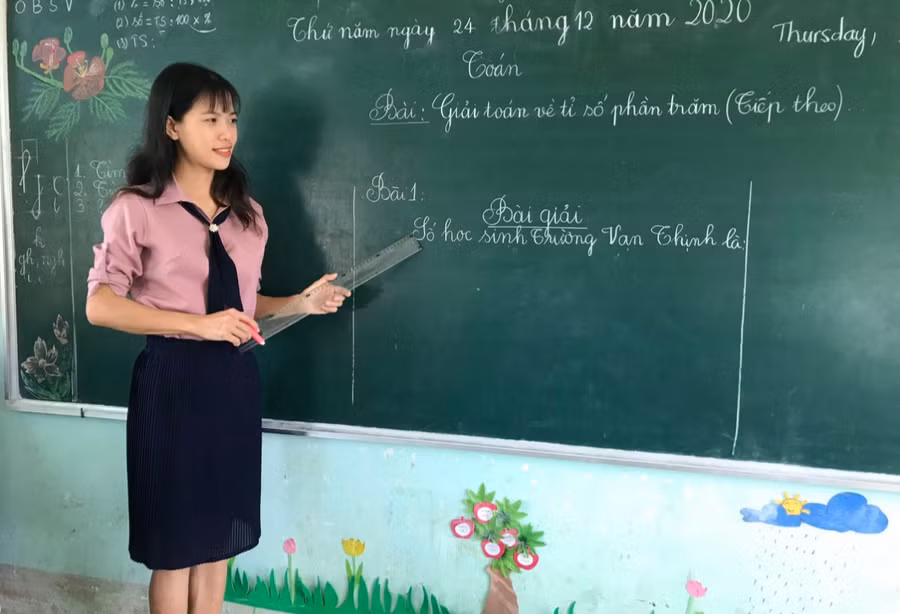 Hoàn cảnh gia đình cô Nga đặc biệt khó khăn, nhưng khi lên lớp cô luôn mang niềm vui, nụ cười đến cho học trò.