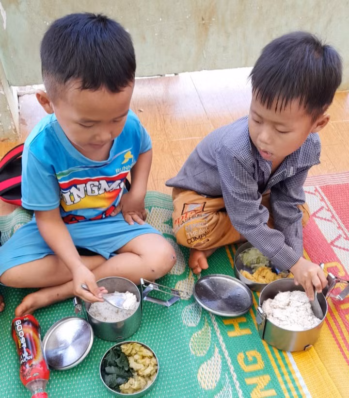 Bữa trưa của các em học sinh chủ yếu là cơm trắng và rau.