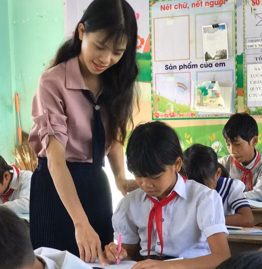 Cô Nga ước học trò vùng khó sẽ đủ đầy hơn khi đến trường học con chữ.