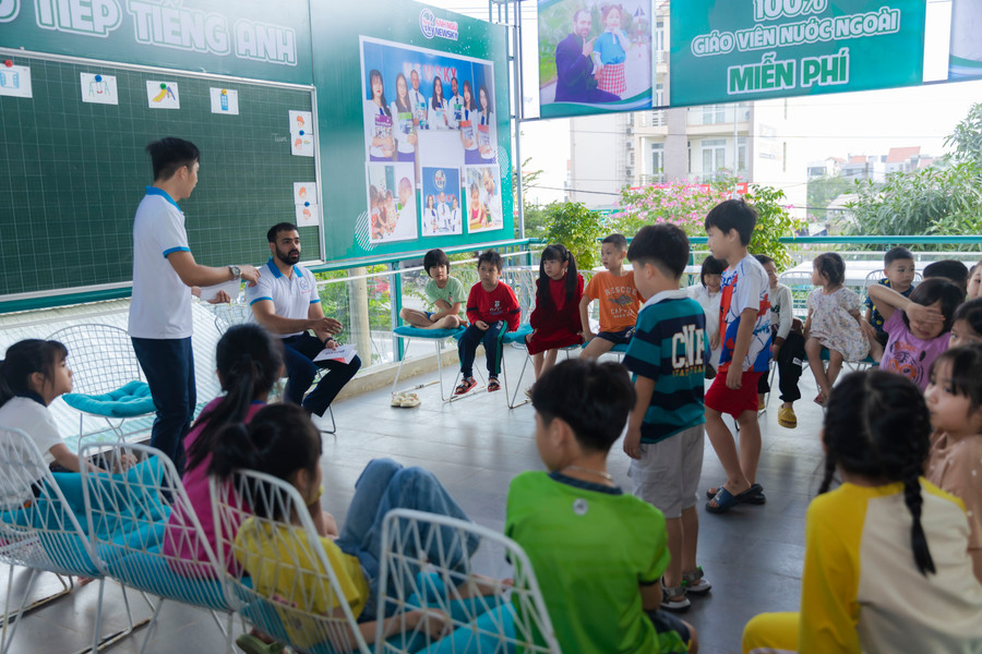 Học sinh có cơ hội thực hành giao tiếp bằng tiếng Anh với người nước ngoài.