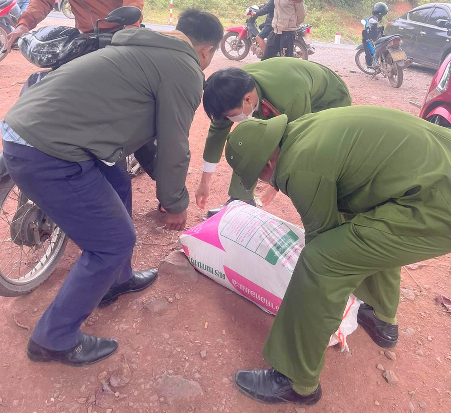 Người dân trả lại gạo cho tài xế bị nạn. Người dân trả lại gạo cho tài xế bị nạn.