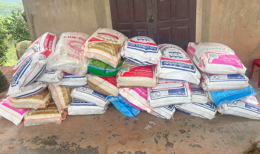 Một lượng lớn gạo được người dân trả lại. Một lượng lớn gạo được người dân trả lại.