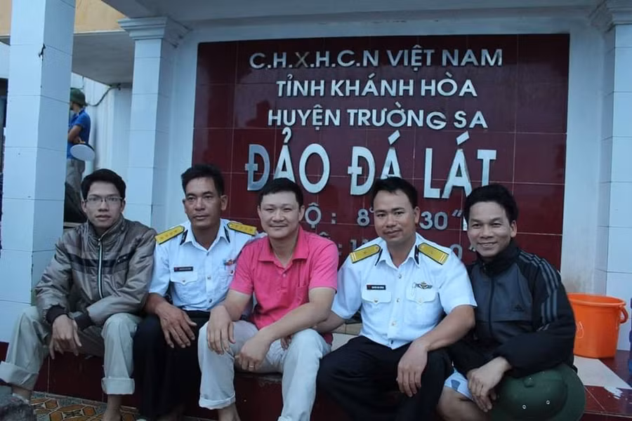 Khúc Hồng Thiện (ngoài cùng bên trái) trong chuyến công tác Trường Sa