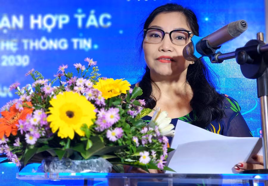 Bà Thái Thị Mỹ Bình - Chánh Văn phòng Sở GD&ĐT Đắk Lắk thông tin về kết quả triển khai chuyển đổi số trong GD thời gian qua (ảnh: Thành Tâm).