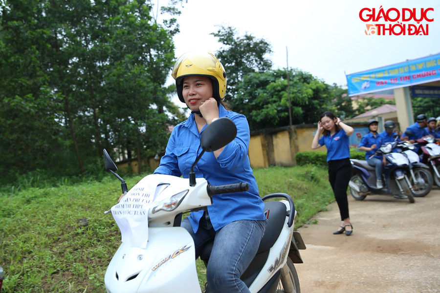 Đội " siêu xe" bao gồm khoảng 25 xe luân phiên để chở thí sinh từ điểm bus ngoài đường quốc lộ vào trong điểm thi