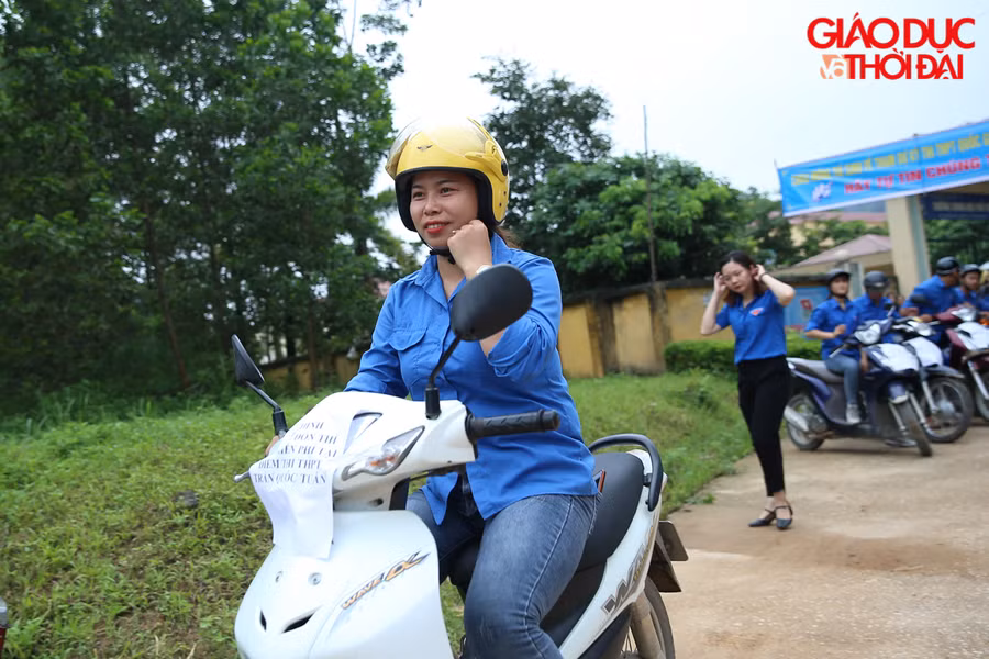 Đội " siêu xe" bao gồm khoảng 25 xe luân phiên để chở thí sinh từ điểm bus ngoài đường quốc lộ vào trong điểm thi