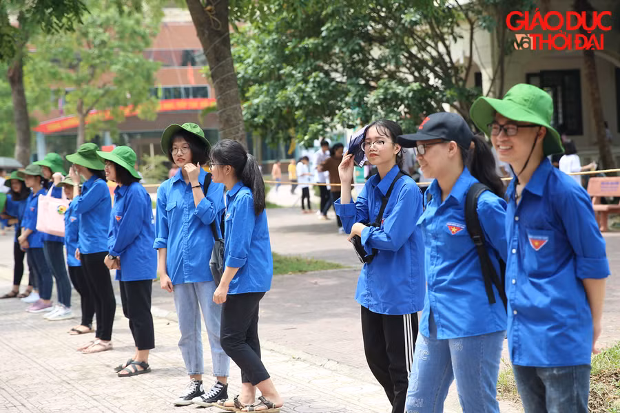 Những bạn tình nguyện viên không quản ngại đứng hàng giờ đồng hồ dưới nắng nóng Những bạn tình nguyện viên không quản ngại đứng hàng giờ đồng hồ dưới nắng nóng