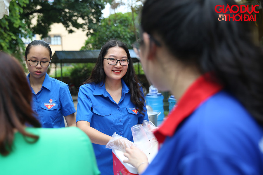 Những ly trà chanh được chính tay các bạn tình nguyện viên pha để giảm nhiệt cho buổi chiều ngày thi đầu tiên kỳ thi THPT quốc gia 2019 tại điểm trường THPT Nội Trú Việt Bắc (Thái Nguyên)