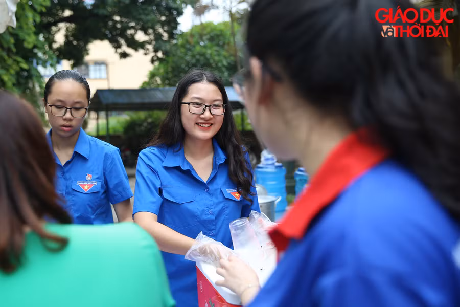 Những ly trà chanh được chính tay các bạn tình nguyện viên pha để giảm nhiệt cho buổi chiều ngày thi đầu tiên kỳ thi THPT quốc gia 2019 tại điểm trường THPT Nội Trú Việt Bắc (Thái Nguyên)