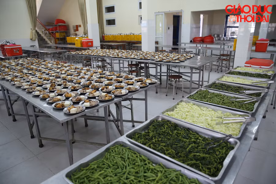 Hơn 500 suất cơm miễn phí cho các bạn thí sinh được chuẩn bị