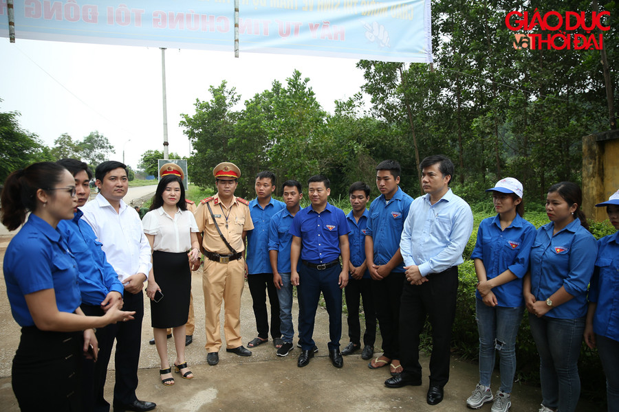 Tại điểm thi trường THPT Trần Quốc Tuấn đoàn đã có cuộc gặp mặt và nói chuyện với chiến sĩ lực lượng CSGT cũng như những bạn tình nguyện viên