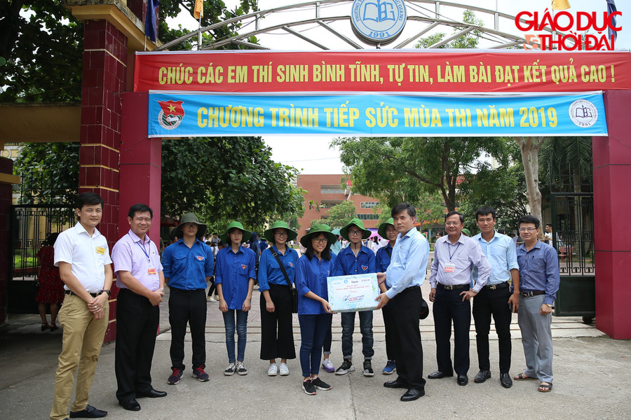 Ông Bùi Văn Linh đã đến những điểm trường tại tỉnh Bắc Giang để động viên các "chiến sĩ áo xanh"