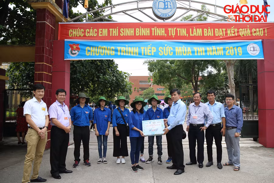 Ông Bùi Văn Linh đã đến những điểm trường tại tỉnh Bắc Giang để động viên các "chiến sĩ áo xanh" Ông Bùi Văn Linh đã đến những điểm trường tại tỉnh Bắc Giang để động viên các "chiến sĩ áo xanh"