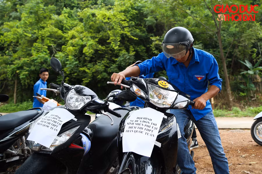 Những chiếc xe mô tô của chính cá nhân các bạn tình nguyện viên được các bạn mang ra để tiếp sức mùa thi