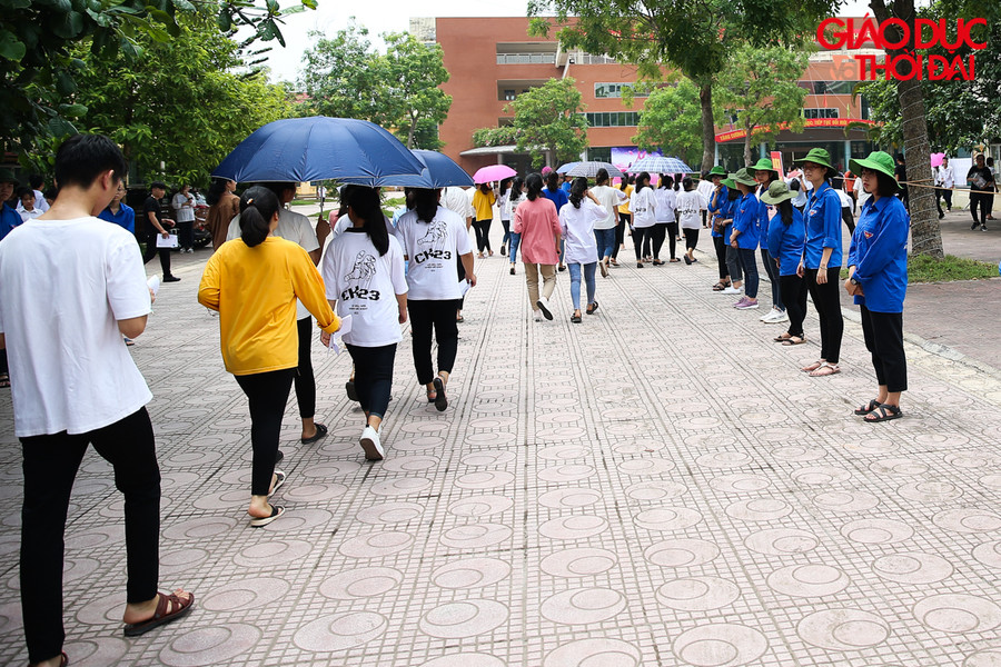 Hàng rào màu xanh tình nguyên luôn luôn sẵn sàng giúp đỡ những bạn thí sinh