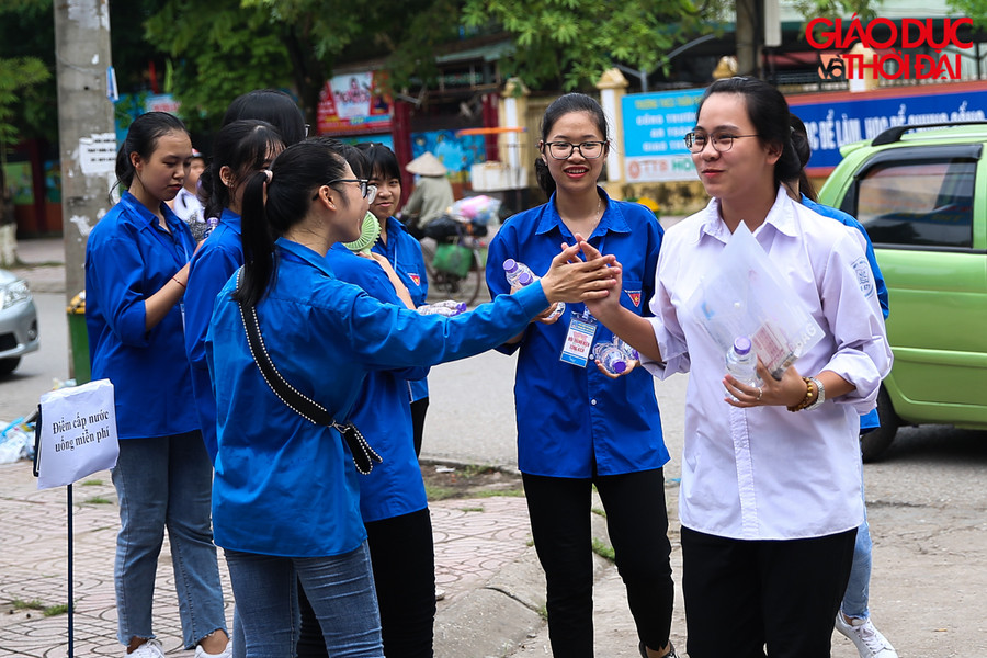 Sự gần gũi của những tình nguyện viên đã giúp các thí sinh tự tin hơn để bước vào phòng thi