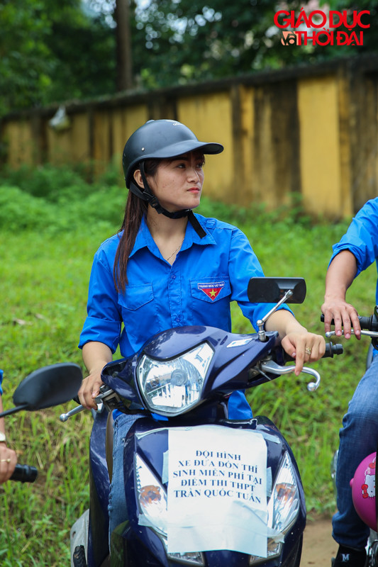 Đội hình xe đưa đón thí sinh hoàn toàn miễn phí đến điểm thi