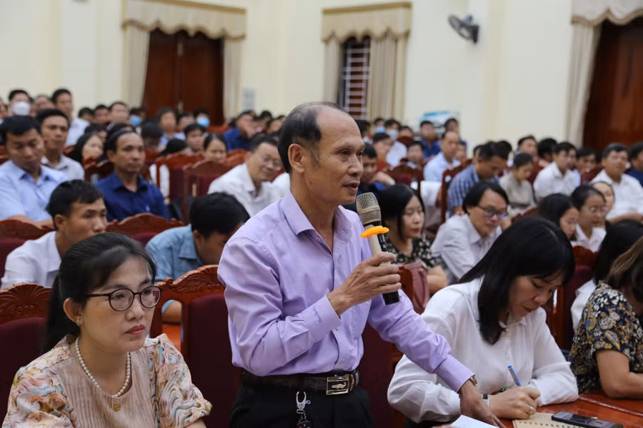 Thầy Nguyễn Hoài Nam – Hiệu trưởng Trường THPT chuyên Lê Quý Đôn trao đổi tại hội nghị.