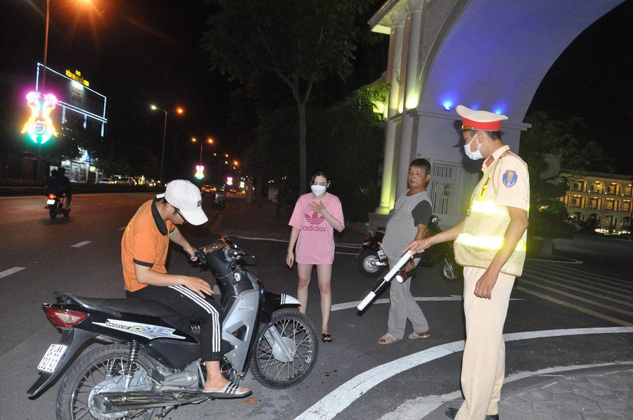 Tổ công tác thực hiện nhiệm vụ tại khu vực đường Ngô Quyền, TP. Hải Dương. Tổ công tác thực hiện nhiệm vụ tại khu vực đường Ngô Quyền, TP. Hải Dương.