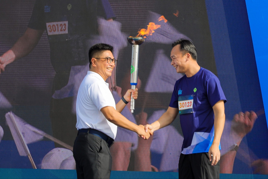 Ông Bùi Xuân Huy – Chủ tịch HĐQT Novaland và ông Nguyễn Ngọc Huyên – Tổng giám đốc Novaland, thực hiện nghi thức trao ngọn đuốc khai mạc – thắp lên ngọn lửa khát khao, chinh phục Nova Olympic cũng như các mục tiêu chung của Tập đoàn. Ông Bùi Xuân Huy – Chủ tịch HĐQT Novaland và ông Nguyễn Ngọc Huyên – Tổng giám đốc Novaland, thực hiện nghi thức trao ngọn đuốc khai mạc – thắp lên ngọn lửa khát khao, chinh phục Nova Olympic cũng như các mục tiêu chung của Tập đoàn.