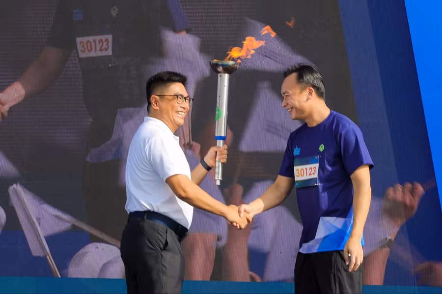 Ông Bùi Xuân Huy – Chủ tịch HĐQT Novaland và ông Nguyễn Ngọc Huyên – Tổng giám đốc Novaland, thực hiện nghi thức trao ngọn đuốc khai mạc – thắp lên ngọn lửa khát khao, chinh phục Nova Olympic cũng như các mục tiêu chung của Tập đoàn.