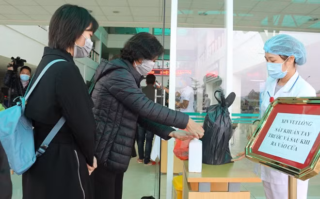 Thực hiện rửa tay sát khuẩn đảm bảo phòng chống dịch.