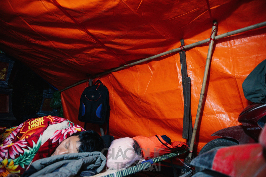 Theo anh Lý cho biết, năm nay do tác động của dịch bệnh Covid-19, giá của quất giảm mạnh, khách đến mua trực tiếp thưa thớt, anh chỉ nhập số lượng khoảng 100 chậu cây, chỉ bằng 1/2 - 1/3 năm trước.