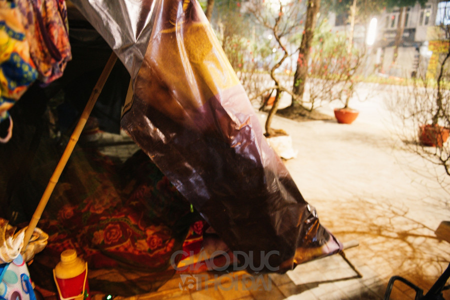 Tại nhiều điểm khác, những chiếc lều tạm cũng được dựng lên, chỉ đơn giản là bạt và vài chiếc que gỗ.