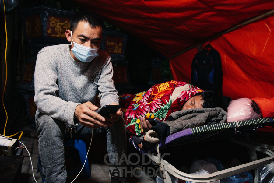 Anh Lý ( Quốc Oai- Hà Nội) cho biết, tại điểm bán hàng trên đường Lạc Long Quân anh và gia đình đã bán tại đây khoảng được 10 năm. Năm nay anh và người trong gia đình ra đây từ ngày 12 âm lịch, muộn hơn so với năm trước.