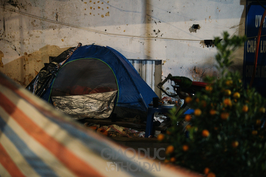 Những chiếc lều nhỏ được tiểu thương mang ra ngay tại điểm bán hàng để trông đào, quất.